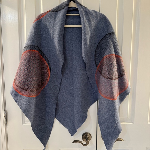 Oversized hand printed fleece triangle scarf - Picture 2 of 8